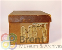 TH\CT\Museum catalogue\3D objects\2010_43_1_b_th.jpg; 2010.43.1a-b; Top Hat box; Box